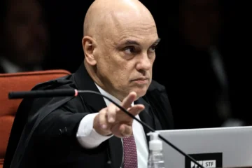Defesa de Bolsonaro se manifesta e nega uso de celular durante visita do deputado Nikolas Ferreira