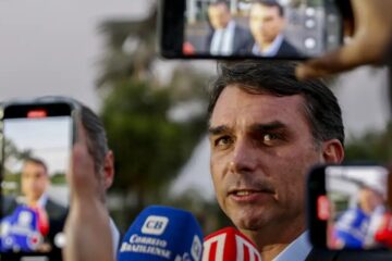 Alexandre de Moraes autoriza visita de filhos de Bolsonaro na Polícia Federal