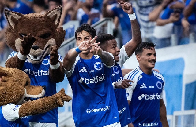 Cruzeiro domina Corinthians no Mineirão e vence por 3 a 0