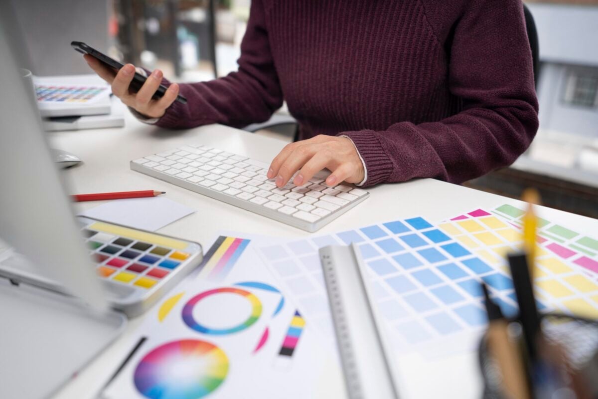 Grupo DeFato abre vaga para designer gráfico; saiba como se candidatar