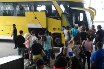 Idosos com renda de até dois salários-mínimos podem viajar de graça pelo país. Veja mais