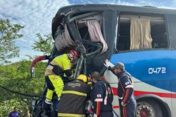 Colisão entre dois ônibus deixa três feridos e motorista preso às ferragens na BR-251