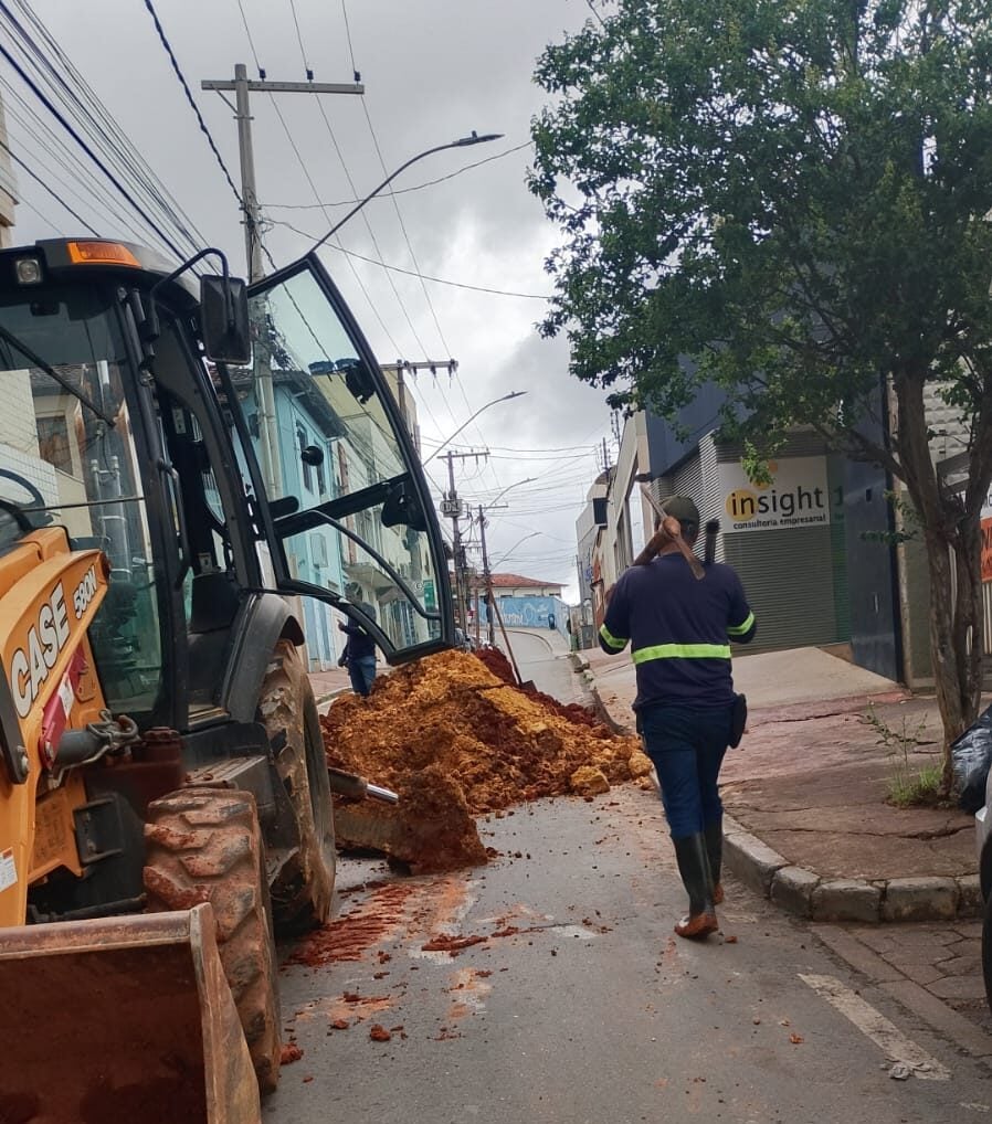 SAAE realiza obras emergenciais no centro de Itabira neste sábado (1)