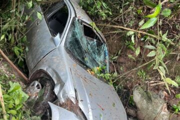 Carro cai em ribanceira na BR-381, duas pessoas se ferem