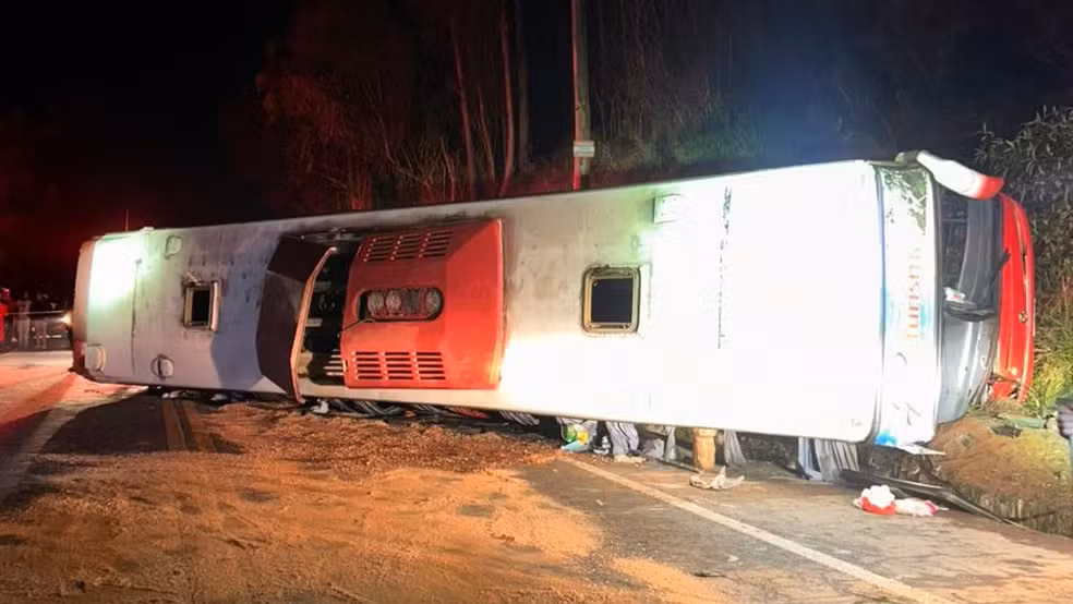 Ônibus de Contagem que retornava de excursão em Guarapari tomba na BR-262 e mata duas mulheres