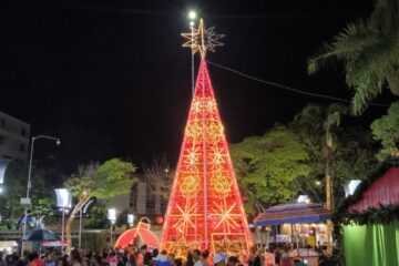 Natal Pontos de Luz: iluminação colorida e trabalho com crochê marcam o início das festas de fim de ano em Itabira