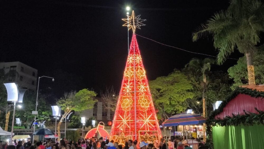 Natal Pontos de Luz: iluminação colorida e trabalho com crochê marcam o início das festas de fim de ano em Itabira
