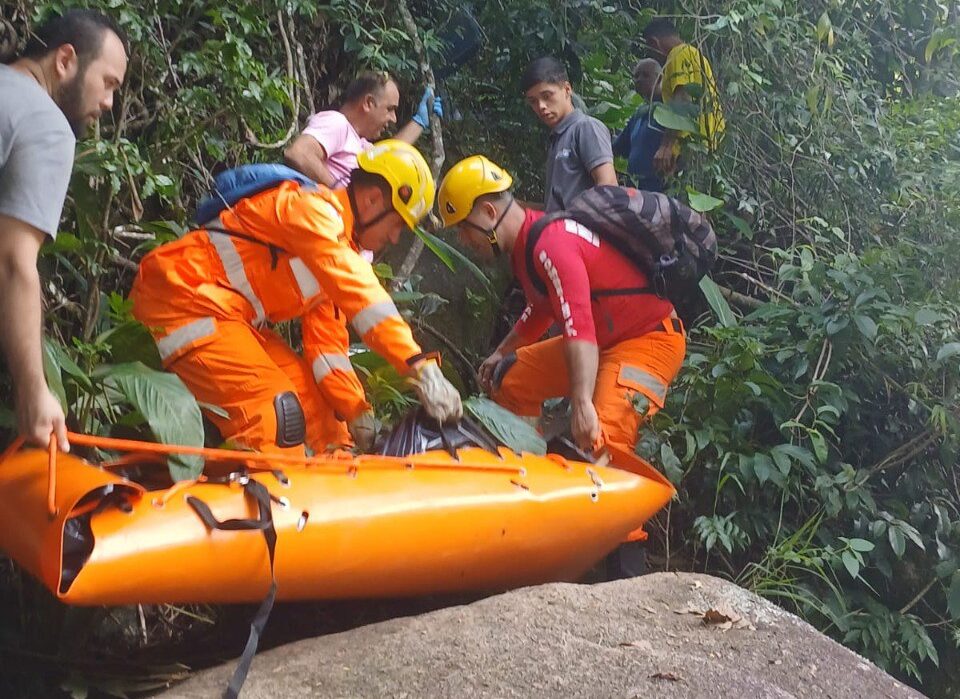Bombeiros encontram corpo de homem que morreu ao tentar salvar filha em cachoeira de Passa Quatro