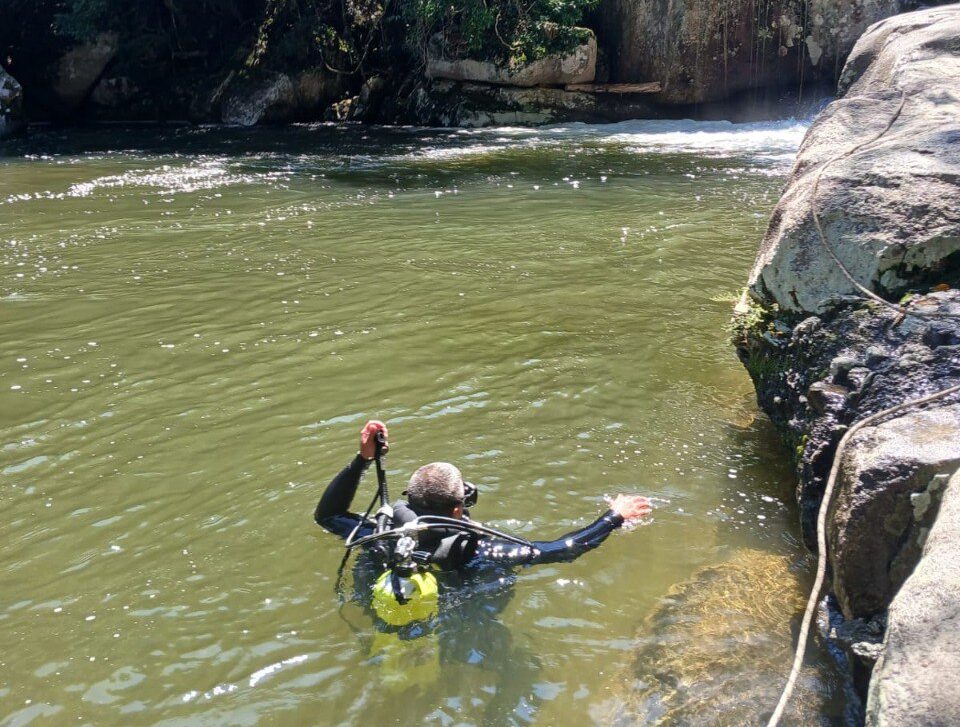 Bombeiros encontram corpo de homem que morreu ao tentar salvar filha em cachoeira de Passa Quatro
