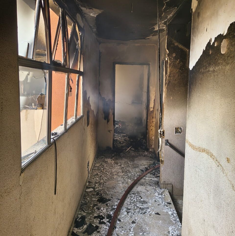 Bombeiros salvam cachorro durante incêndio em apartamentos no bairro Manacás, em Belo Horizonte