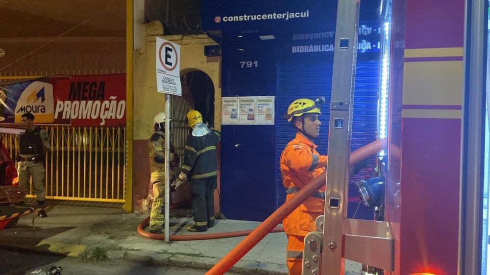 Incêndio atinge residência no bairro Colégio Batista, em Belo Horizonte