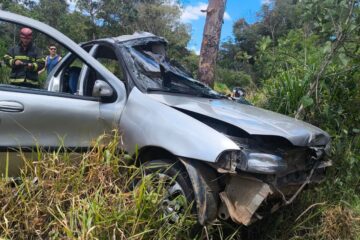 Jovem fica preso às ferragens após carro bater em árvore na MGC-265