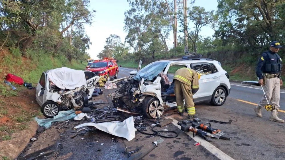 Colisão frontal na BR-040 deixa cinco mortos, incluindo duas crianças, em Paracatu