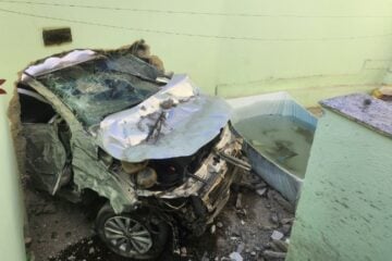 Choque de automóvel contra muro deixa duas pessoas feridas na Região Metropolitana de BH