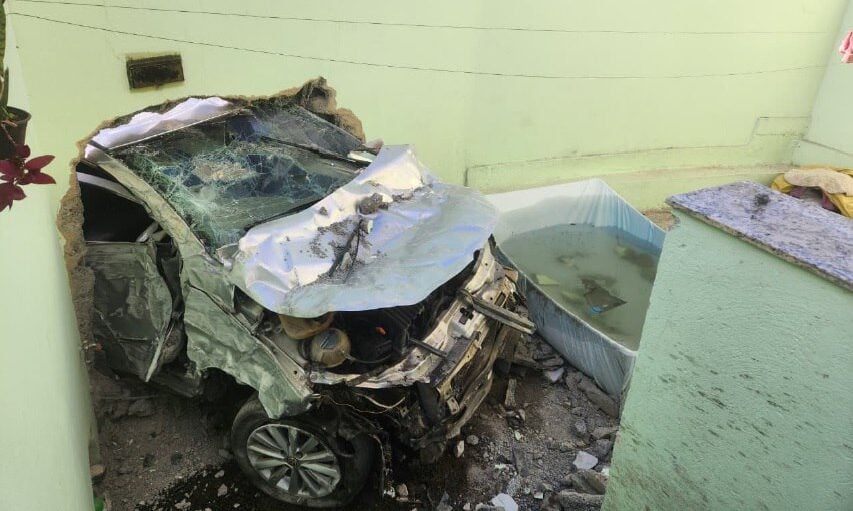 Choque de automóvel contra muro deixa duas pessoas feridas na Região Metropolitana de BH