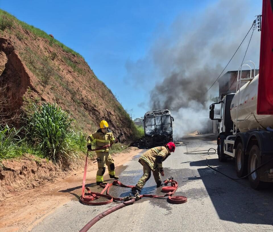 Incêndio destrói ônibus na MG-133, em Rio Pomba