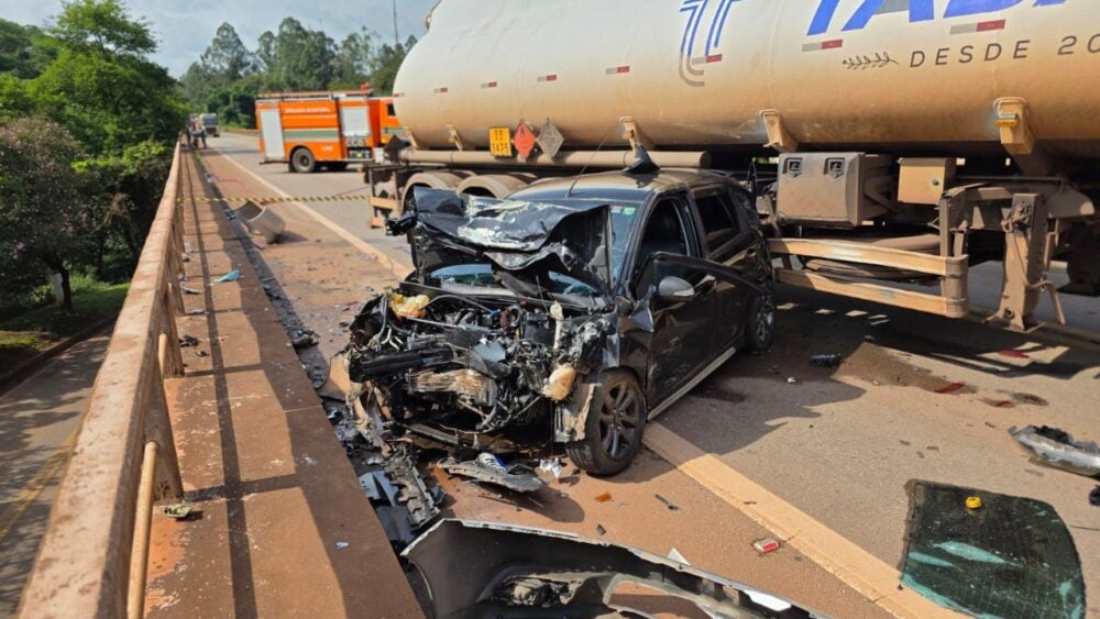 Colisão entre carreta-tanque e quatro carros deixa cinco feridos e interdita BR-356 em Itabirito
