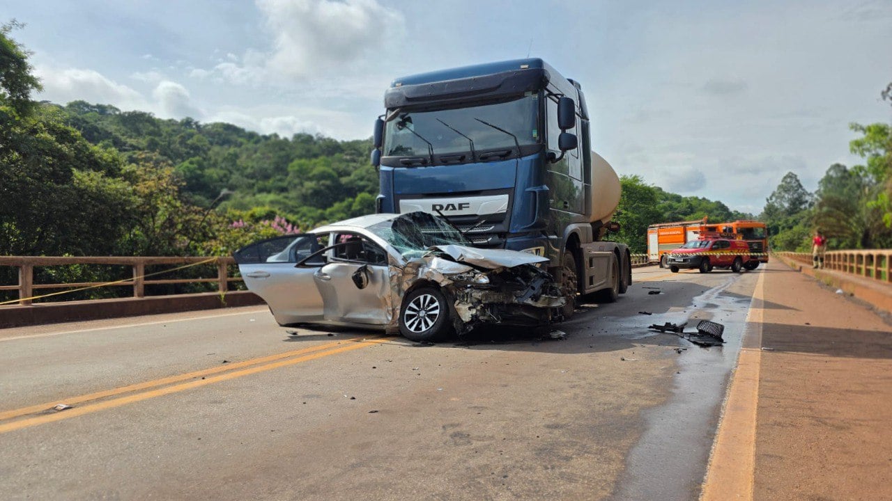 Colisão entre carreta-tanque e quatro carros deixa cinco feridos e interdita BR-356 em Itabirito