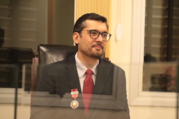 Diogo Luna, delegado da Polícia Civil, recebe a Medalha Desembargador Hélio Costa em Itabira