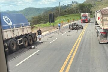 Homem morre em acidente na BR-381, em Nova Era; carro colidiu de frente com carreta