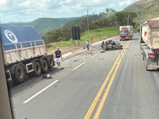 Homem morre em acidente na BR-381, em Nova Era; carro colidiu de frente com carreta
