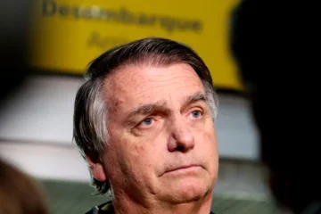 Bolsonaro será internado amanhã(24) e fará cirurgia no Natal