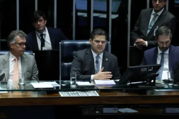 Alcolumbre fica irritado com fala de Lula sobre sequestro do Orçamento