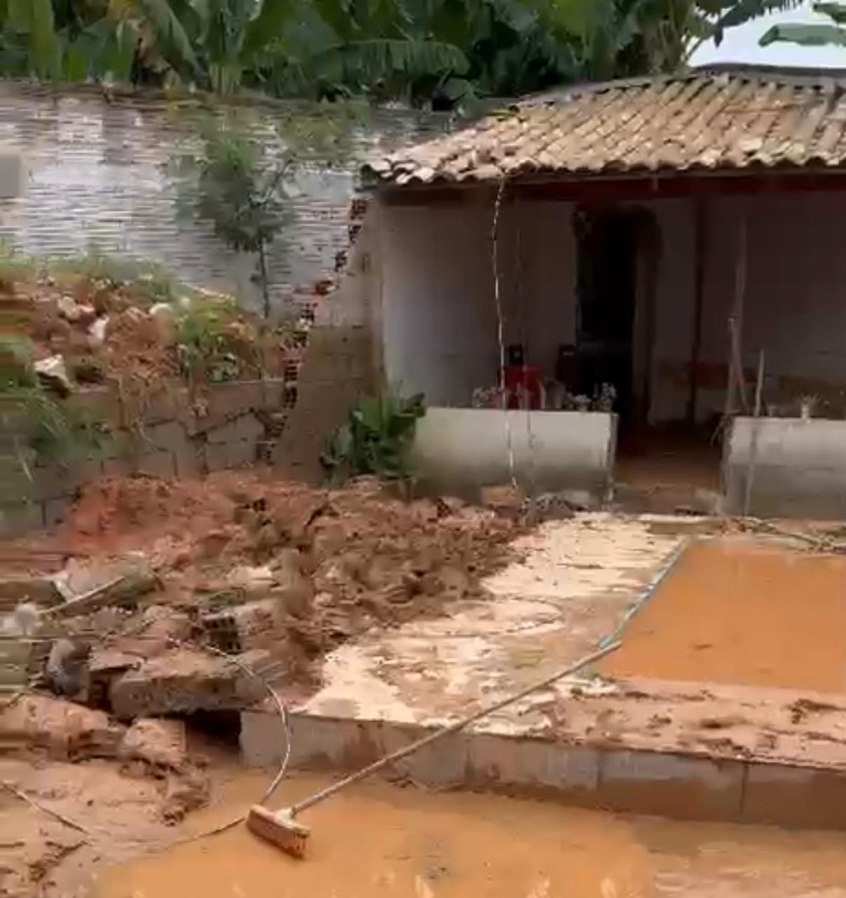 Desmoronamento atinge casa de itabirana em Betim e Defesa Civil interdita imóvel por risco de novos deslizamentos