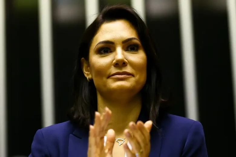 Moraes permite visita de Michelle a Bolsonaro, mas manda PF fiscalizar marmita
