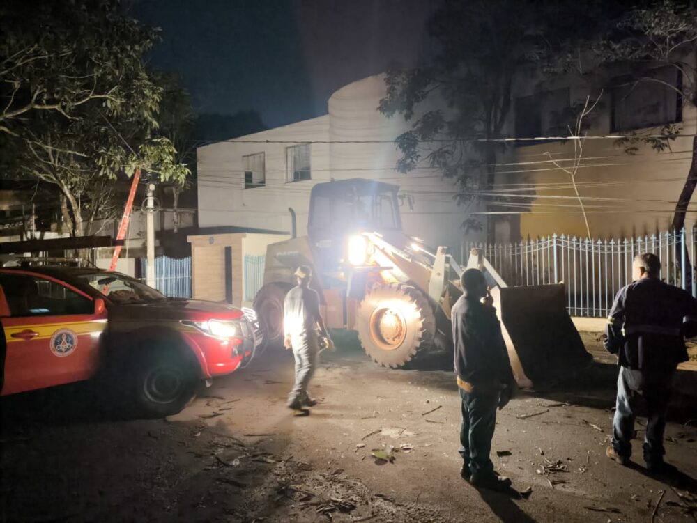 Prefeitura de João Monlevade atua para desobstruir vias e atender moradores após temporal