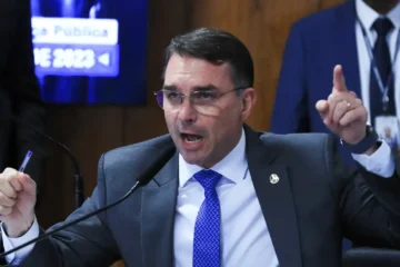 Nova pesquisa eleitoral mostra Flávio Bolsonaro à frente de Tarcísio de Freitas