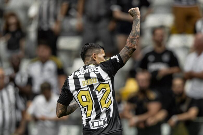 Atlético-MG goleia Vasco com dois de Dudu e garante vaga na Sul-Americana de 2026