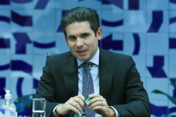 Moraes anula decisão da Câmara e manda Motta empossar suplente de Zambelli