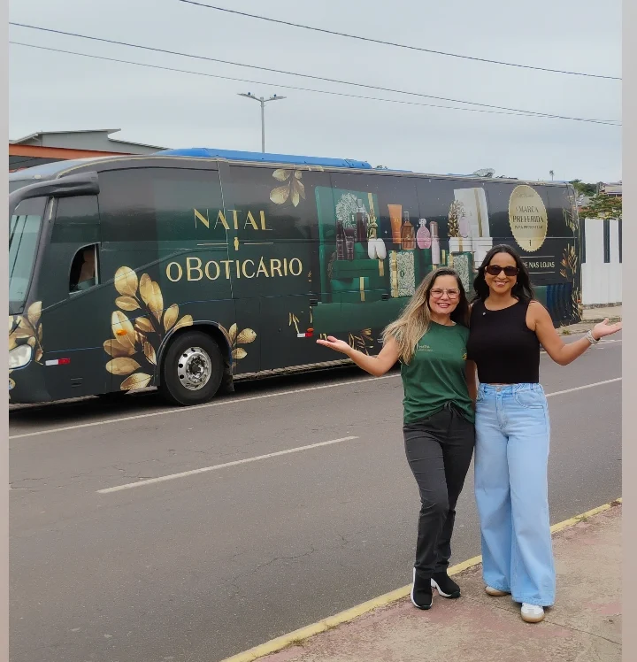 “Palavras deixam marcas. Que sejam apenas de amor”: ônibus itinerante do Boticário esteve em Itabira para reforçar campanha de Natal; confira