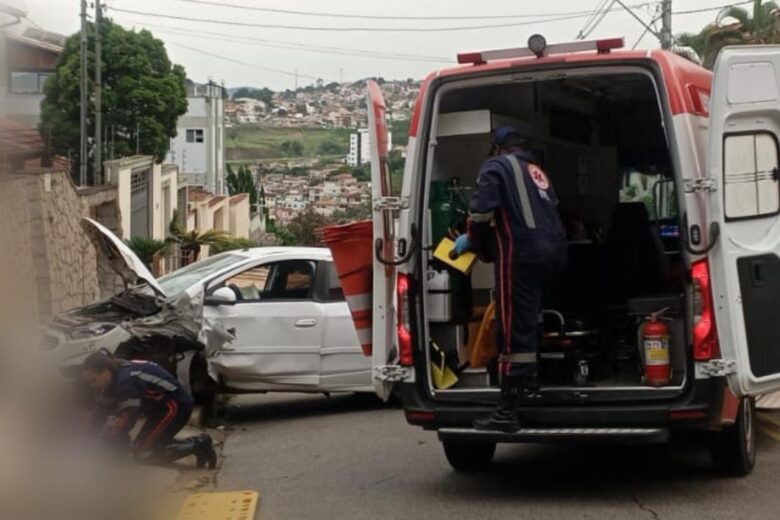 Itabira: motorista perde o controle, atinge meio-fio e para com o carro sobre a calçada no bairro Santo Antônio