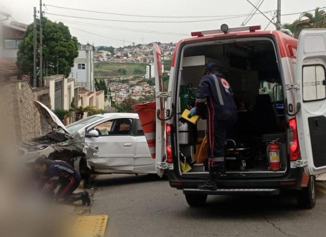 Itabira: motorista perde o controle, atinge meio-fio e para com o carro sobre a calçada no bairro Santo Antônio