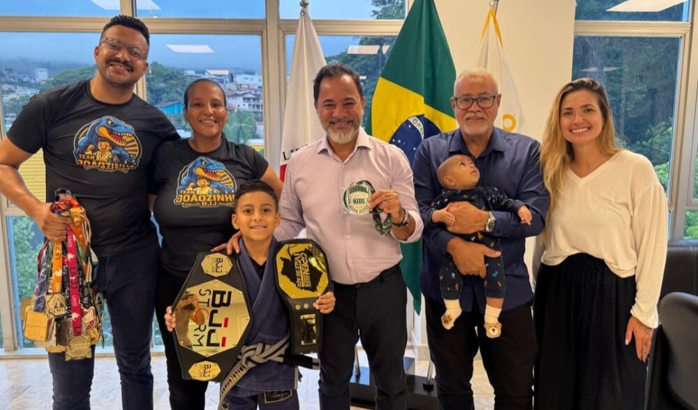 “Hoje o gabinete recebeu um campeão”, diz Marco Antônio Lage ao recepcionar o jovem atleta Joãozinho