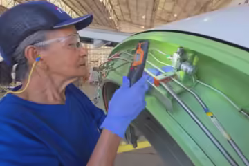 Mulher de 73 anos realiza sonho e se torna mecânica de aviões no interior paulista