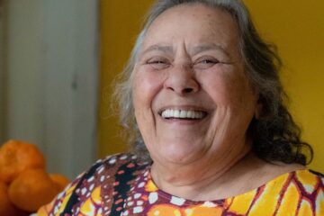 Morre Teuda Bara, fundadora do Grupo Galpão, aos 84 anos, em Belo Horizonte