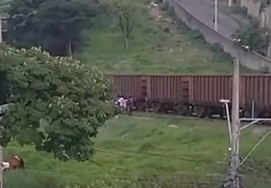 Mulher é atropelada por locomotiva em linha férrea de BH e levada ao Hospital João XXIII