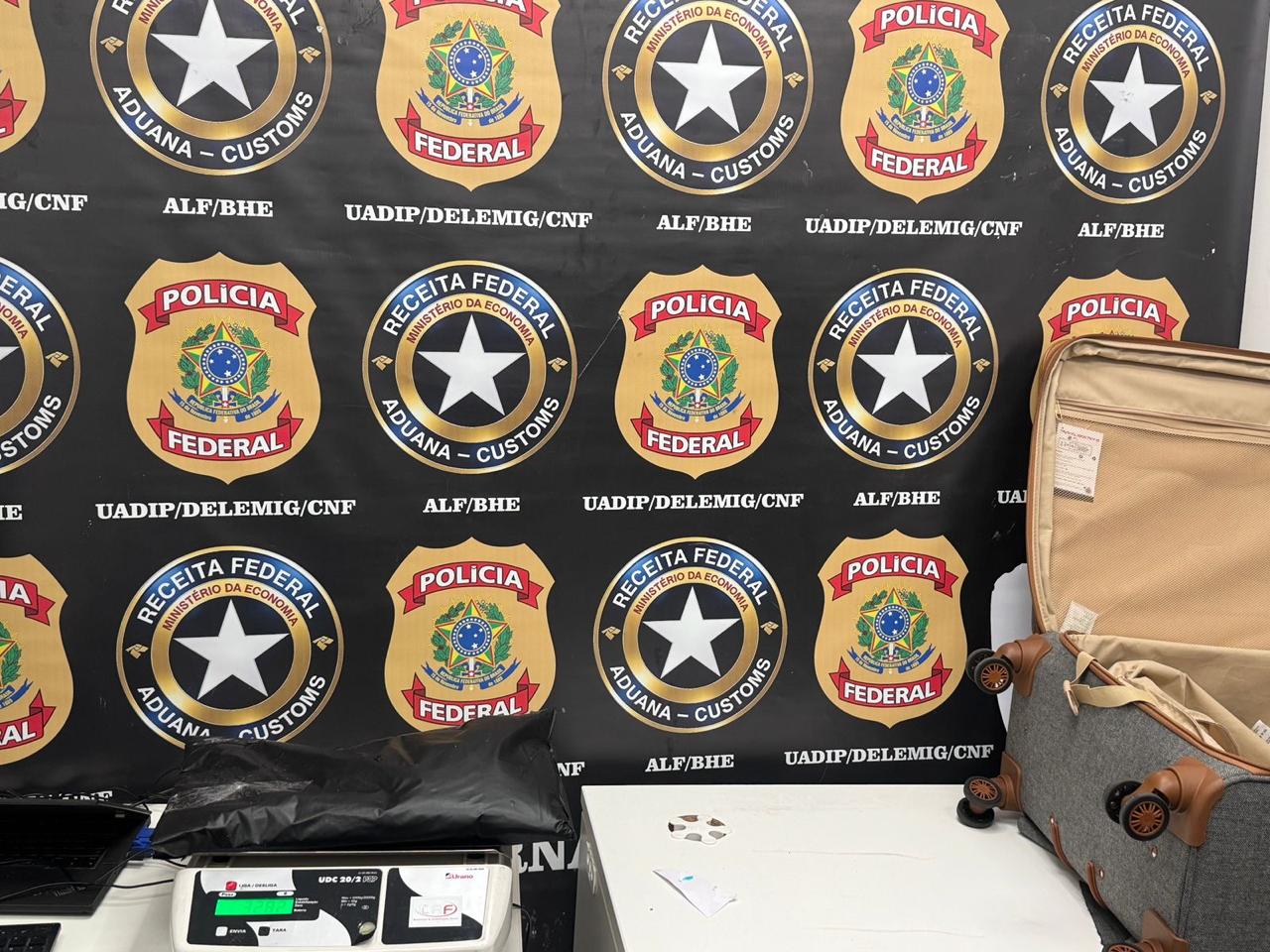 Mulher é presa com cocaína escondida em mala no Aeroporto de Confins