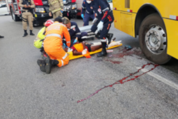 Mulher fica presa sob ônibus após atropelamento na Praça do Trabalhador, em Contagem