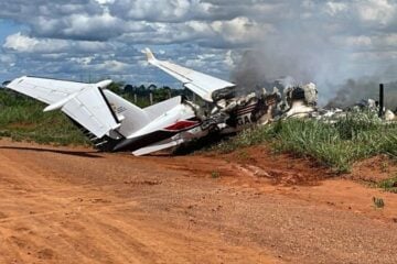 Avião com políticos faz pouso forçado e pega fogo, em RO