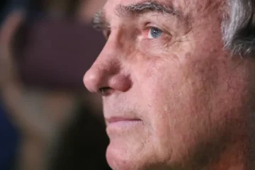 Defesa de Bolsonaro pede urgência no exame médico para comprovar hérnia e possível cirurgia