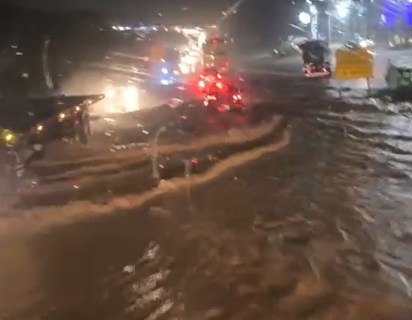 Chuva provoca novo alagamento na BR-381 e exige atenção de motoristas em Sabará