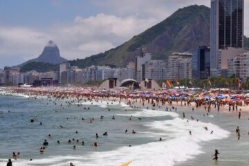 Ultraleve cai no mar de Copacabana, no Rio de Janeiro; corpo do piloto é resgatado