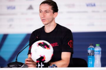 Filipe Luís chega a acordo com Flamengo, encerra novela e renova contrato até 2027