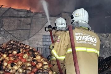 Incêndio de grandes proporções atinge Ceasa no Rio de Janeiro