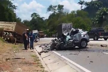 ATUALIZAÇÃO: uma pessoa morre em colisão entre carro e carreta na BR-381, em Nova Era
