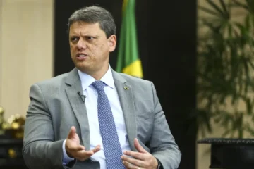 Tarcísio de Freitas promete apoiar  Flávio  e reitera fidelidade a Bolsonaro
